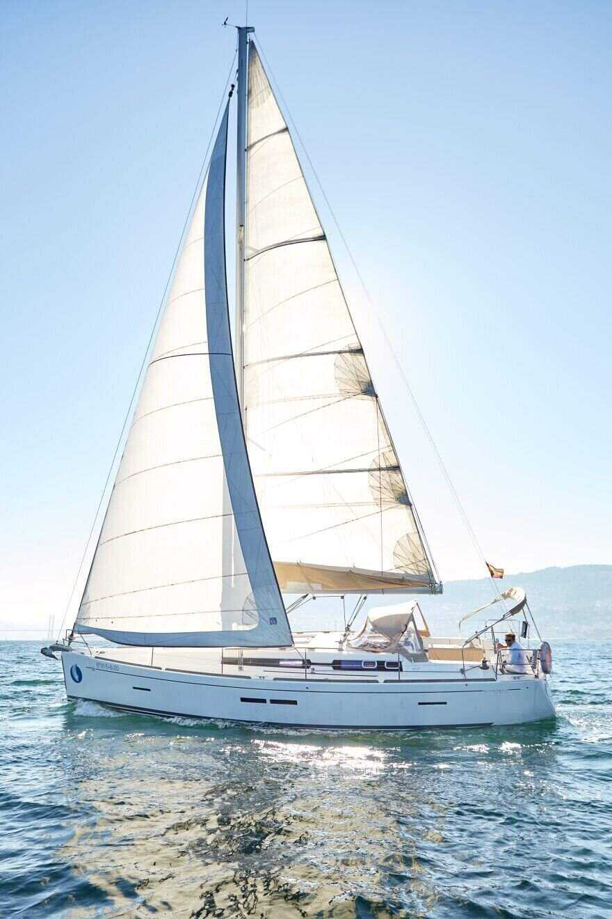 Velero navegando en aguas cristalinas
